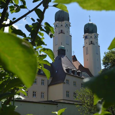 Gaestehaus Schweiklberg フィルスホーフェン・アン・デア・ドナウ エクステリア 写真